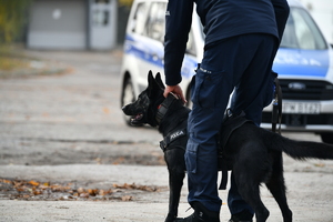policjanci, strażnicy graniczni i uczniowie