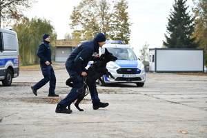 policjanci, strażnicy graniczni i uczniowie
