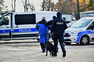 policjanci, strażnicy graniczni i uczniowie