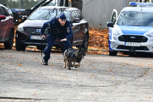 policjanci, strażnicy graniczni i uczniowie