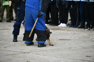 policjanci, strażnicy graniczni i uczniowie