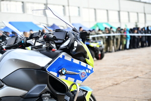 policjanci, strażnicy graniczni i uczniowie