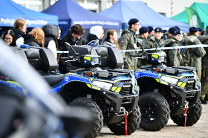 policjanci, strażnicy graniczni i uczniowie
