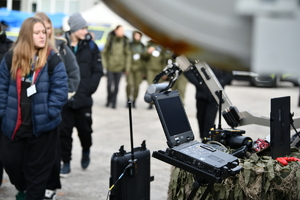 policjanci, strażnicy graniczni i uczniowie