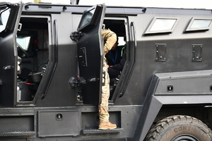 policjanci, strażnicy graniczni i uczniowie