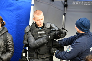 policjanci, strażnicy graniczni i uczniowie