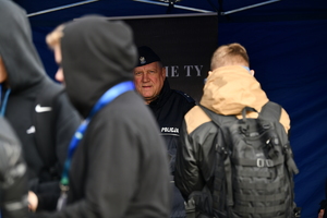 policjanci, strażnicy graniczni i uczniowie