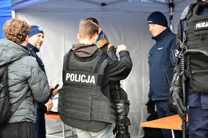 policjanci, strażnicy graniczni i uczniowie