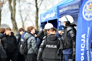 policjanci, strażnicy graniczni i uczniowie