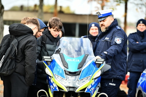 policjanci, strażnicy graniczni i uczniowie