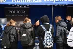 policjanci, strażnicy graniczni i uczniowie