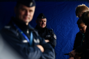 policjanci, strażnicy graniczni i uczniowie