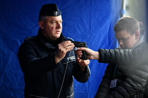 policjanci, strażnicy graniczni i uczniowie