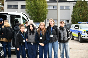 policjanci, strażnicy graniczni i uczniowie