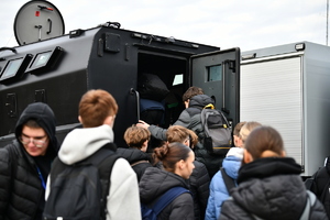 policjanci, strażnicy graniczni i uczniowie