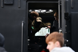 policjanci, strażnicy graniczni i uczniowie