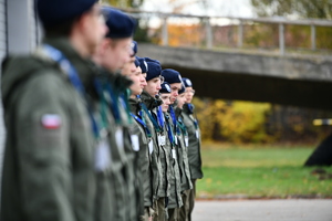 policjanci, strażnicy graniczni i uczniowie