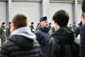 policjanci, strażnicy graniczni i uczniowie