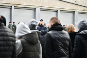 policjanci, strażnicy graniczni i uczniowie