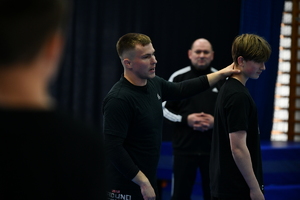 policjanci, strażnicy graniczni i uczniowie