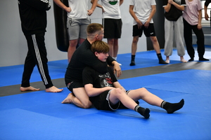 policjanci, strażnicy graniczni i uczniowie