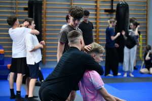 policjanci, strażnicy graniczni i uczniowie