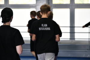 policjanci, strażnicy graniczni i uczniowie