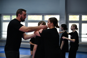 policjanci, strażnicy graniczni i uczniowie