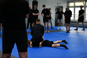 policjanci, strażnicy graniczni i uczniowie