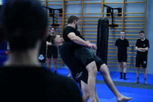 policjanci, strażnicy graniczni i uczniowie