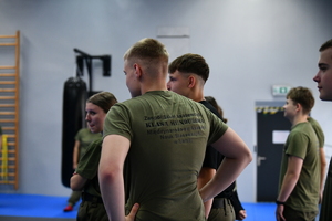 policjanci, strażnicy graniczni i uczniowie