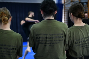 policjanci, strażnicy graniczni i uczniowie