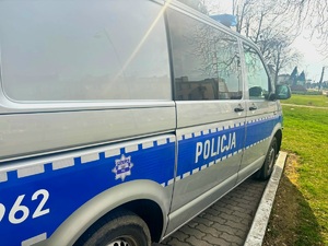 bok radiowozu policyjnego z napisem policja