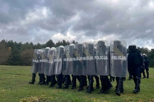 policjanci z tarczami w szyku zwartym