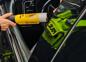 policjant kontrolujący trzeźwość kierowcy