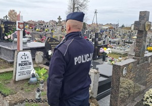 mundurowi nad grobami