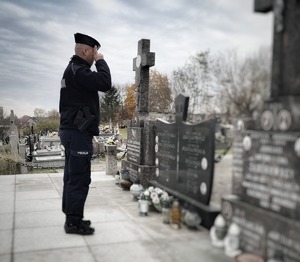 mundurowi nad grobami