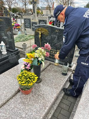 mundurowi nad grobami