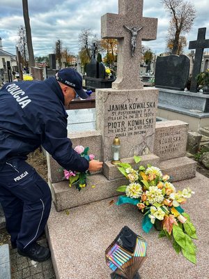 mundurowi nad grobami