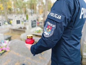 mundurowi nad grobami