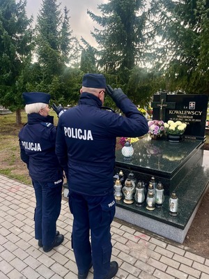 mundurowi nad grobami