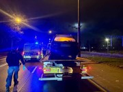 w tle widoczny radiowóz i policjant