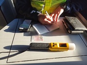 policjant,na stoliku dokumenty