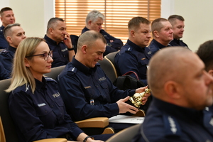 policjanci podczas wręczania nagród
