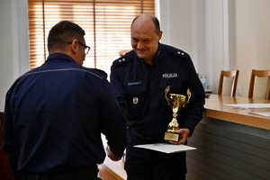 policjanci podczas wręczania nagród