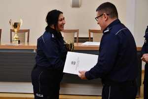 policjanci podczas wręczania nagród