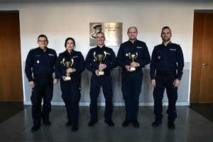 policjanci podczas wręczania nagród