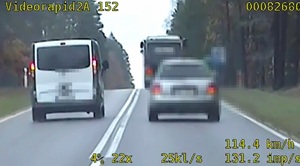 zdjęcie z nagrania z videorejestratora, pojazd jedzie obok pojazdu pomiędzy nimi linia podwójna ciągła