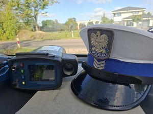 czapka policyjna i urządzenie do pomiaru prędkości
