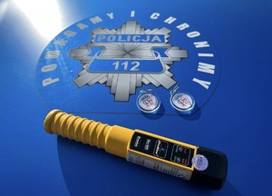 maska radiowozu, alkomat i breloczki